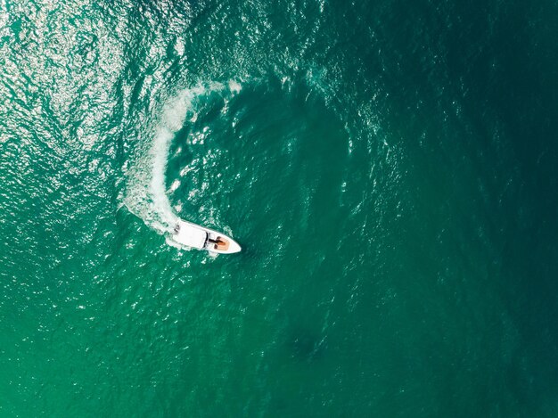 Luchtbeeld van Speedboat in de aqua zee die een cirkel maakt Drone-beeld