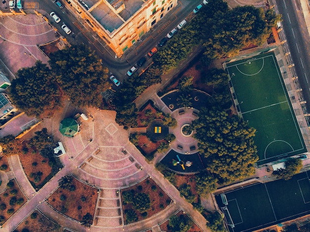 Luchtbeeld van straat en voetbalveld te midden van gebouwen in de stad