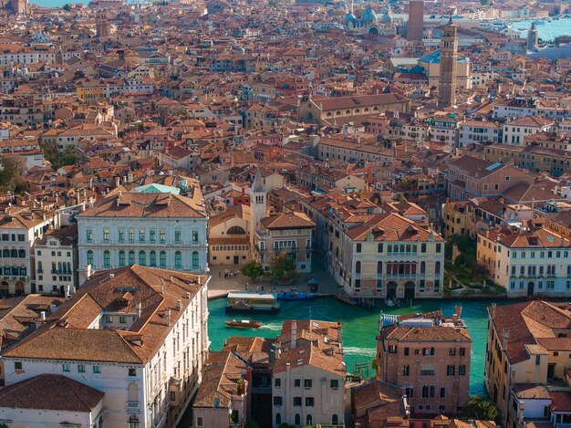 Luchtbeeld van Venetië bij het plein van Sint-Marcus, de Rialto-brug en de smalle kanalen