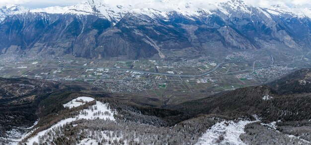 Foto luchtbeeld van verbier zwitserland toont een serene winterlandschap