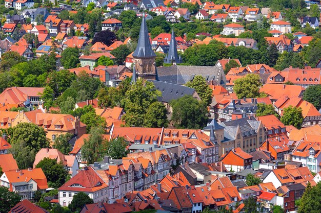 Foto luchtbeeld van wernigerode met kenmerkende rode daken en weelderige harz-voordelen duitsland