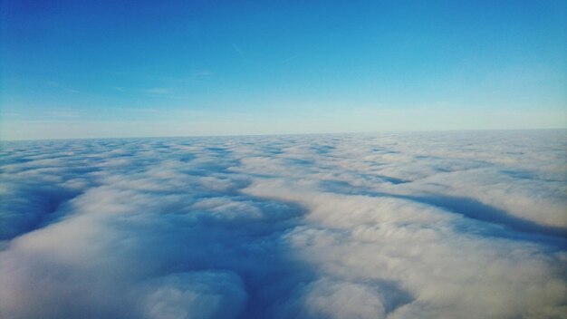 Foto luchtbeeld van wolken in de blauwe hemel