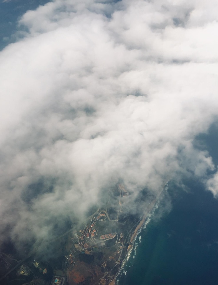 Foto luchtbeeld van wolken over het landschap