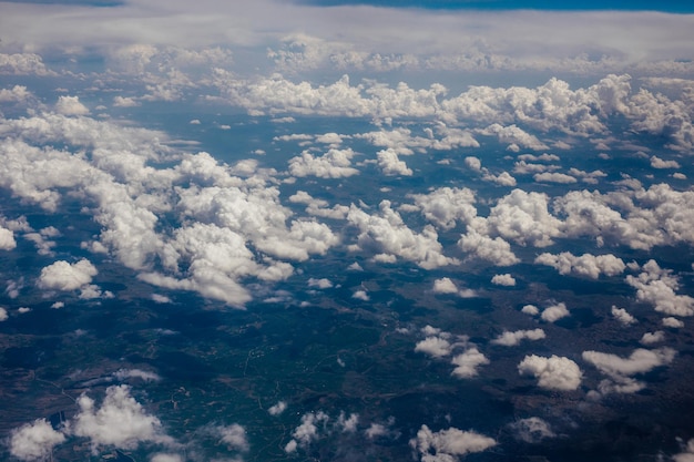 Luchtbeeld van wolken over het landschap