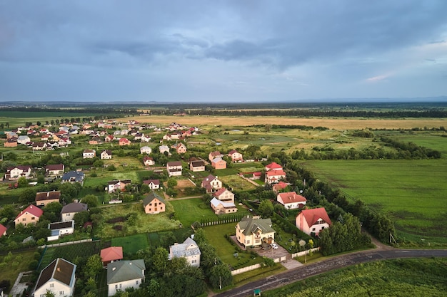 Luchtbeeld van woonhuizen in een voorstedelijk landelijk gebied bij zonsondergang