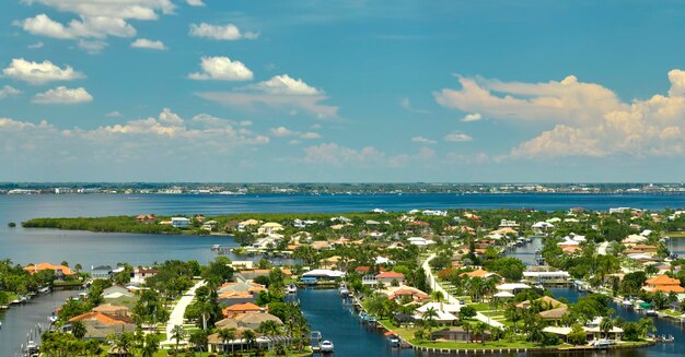 Foto luchtbeeld van woonwijken met eenverdiepingshuizen in de buurt van wetlands met wilde dieren en groene tropische vegetatie aan de kust. leven dicht bij de natuur in een warm klimaatconcept.