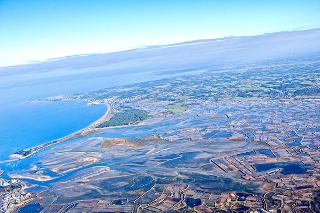 Foto luchtbeeld van zee en stadsbeeld tegen een blauwe lucht
