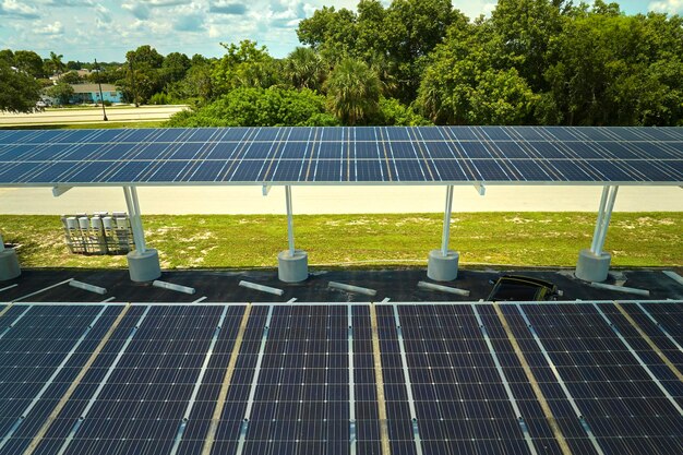 Foto luchtbeeld van zonnepanelen die zijn geïnstalleerd als schaduwdak over de parkeerplaats voor geparkeerde auto's voor effectieve opwekking van schone elektriciteit photovoltaïsche technologie geïntegreerd in stedelijke infrastructuur