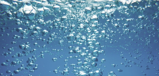 Luchtbubbels onder water 3D-illustratie van het wateroppervlak
