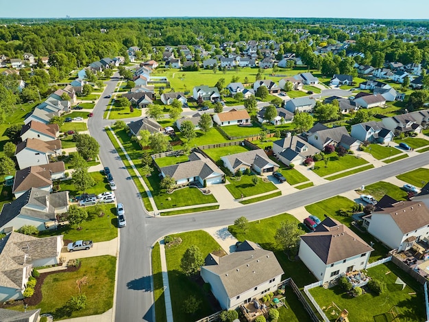 Luchtbuurt op warme zomerdag met groene gazons