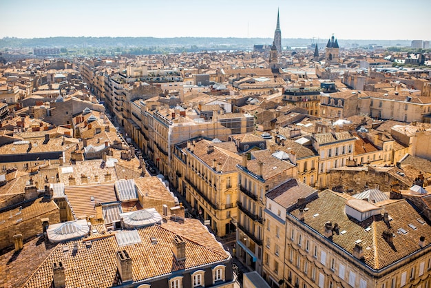 Luchtcityscape uitzicht op de oude stad van de stad Bordeaux tijdens de zonnige dag in Frankrijk