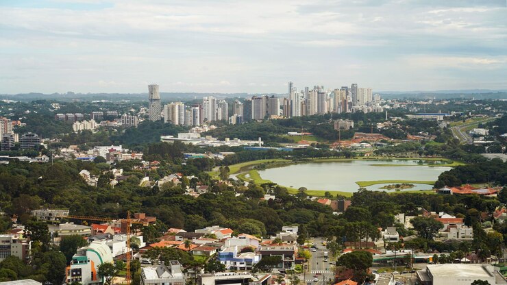 Luchtcityscape van Curitiba met het Barigui-park in het midden van Curitiba Parana, Brazilië