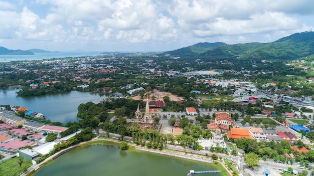 Luchtdiemeningshommel van wat chalong tempel of Wat Chaithararam wordt geschoten in Phuket Thailand.