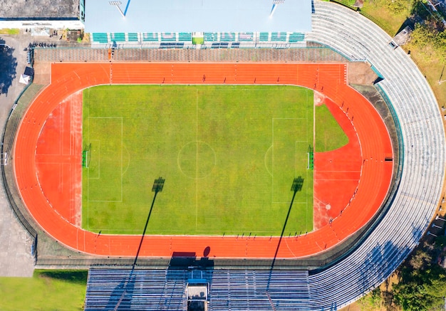 Foto luchtdrone bovenaanzicht van voetbalstadion voetbalstadion met hardloopveld geschoten met drone