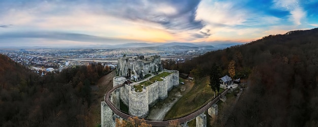 Luchtdrone panoramisch uitzicht op de Neamt Citadel in Targu Neamt Roemenië Fortress op de top