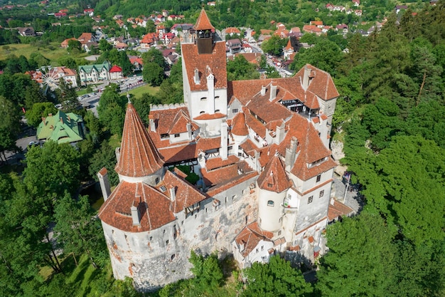 Luchtdrone weids uitzicht op The Bran Castle in Roemenië