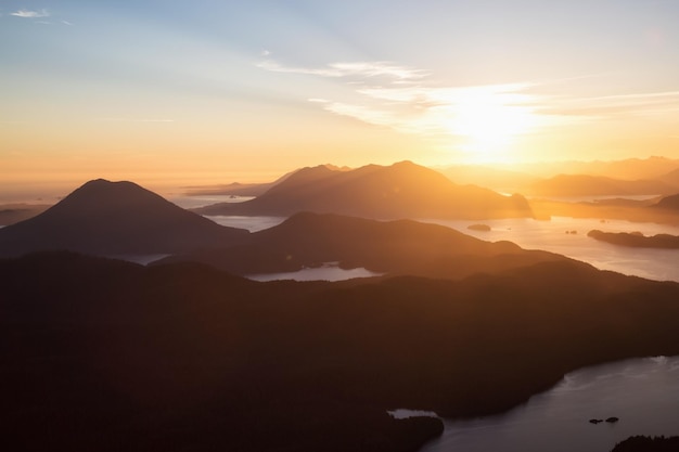 Luchtfoto aan de westkust op de natuurachtergrond van Canada Zonsondergang