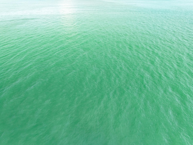 Luchtfoto achtergrond van het oppervlaktewater van de zeeNatuurlijke achtergrond van de oceaanBovenaanzicht natuur achtergrond van het oppervlak van de zee