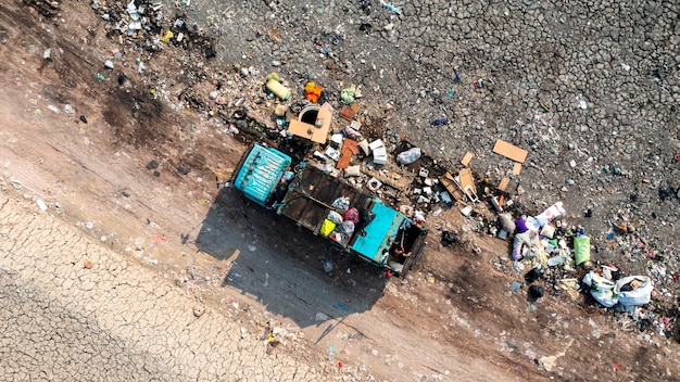 Luchtfoto afvalstortplaats Afval van huishouden in afvalstortplaats verwijdering stapel plastic afval en verschillende soorten afval Milieuvervuiling wereldwijde waarschuwing