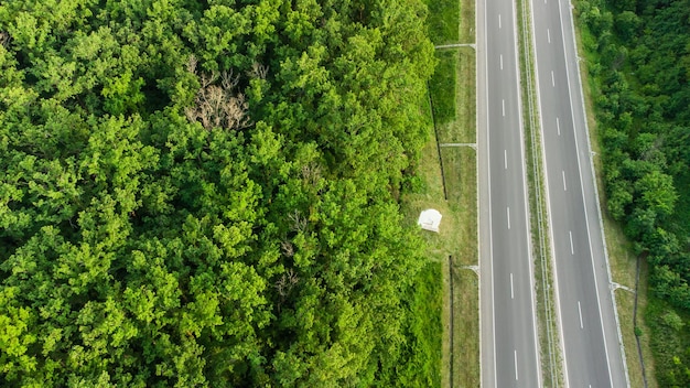 Luchtfoto. Afvalwaterzuiveringsinstallatie. Verticaal pannen. Drone vliegt vooruit. Rioolwaterzuiveringsinstallatie. 4K