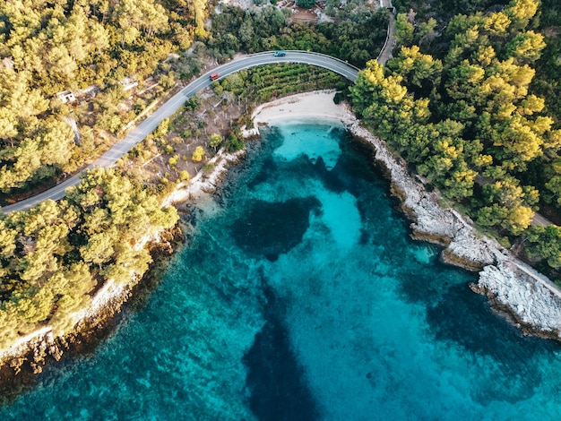 Luchtfoto Azuurblauw water op Brac-eiland Kroatisch strand en oceaan als achtergrond van bovenaanzicht