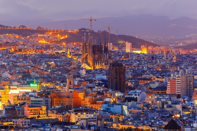 Luchtfoto Barcelona bij nacht Catalonië Spanje