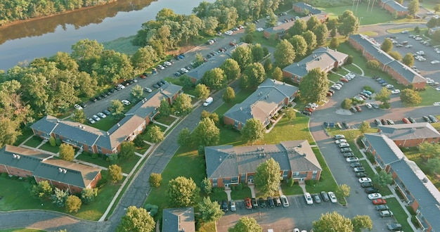 Luchtfoto bekeken het Amerikaanse stadje Sayreville New Jersey, een appartementencomplex in de buurt van de rivier
