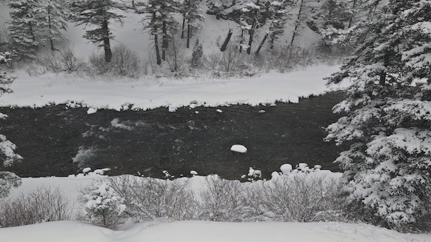 Luchtfoto besneeuwde winters tafereel met sneeuwval bij Yellowstone River Winter Yellowstone National Park p