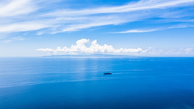 Luchtfoto blauwe zeewateroppervlak en blauwe hemel