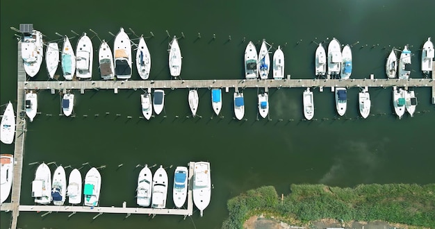 Luchtfoto boten in kleine haven in oceaan een kleine jachthaven langs de kade