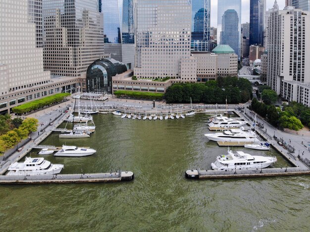 Luchtfoto Botenschepen aangemeerd in de North Cove Marina in Battery Park in Manhattan