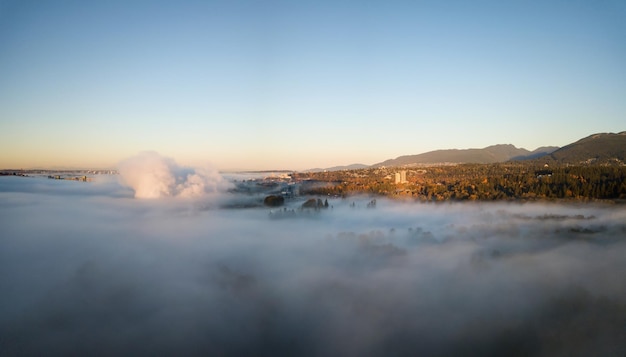 Luchtfoto boven de mist