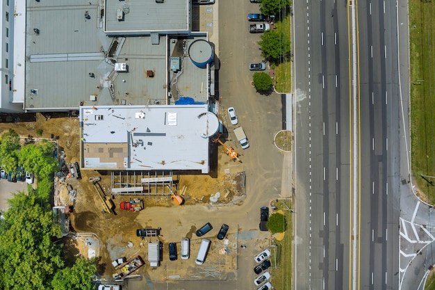 Luchtfoto bovenaanzicht buitenkant van de ontwikkeling van het renovatiewinkelcentrum in aanbouw