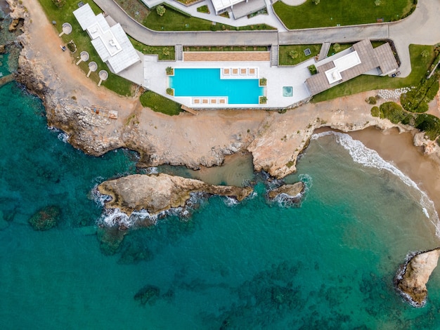 Luchtfoto bovenaanzicht door drone van een tropisch hotel met een zwembad