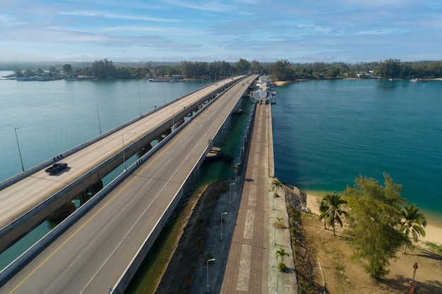 Luchtfoto bovenaanzicht drone shot van brug met auto's op brug weg afbeelding transport achtergrond concept