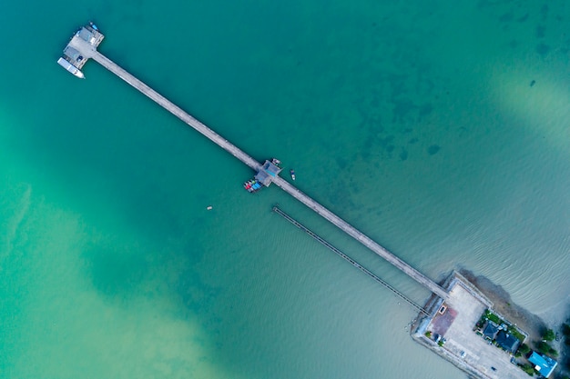 Luchtfoto bovenaanzicht drone shot van brug met lange staart boten visser in het zomerseizoen