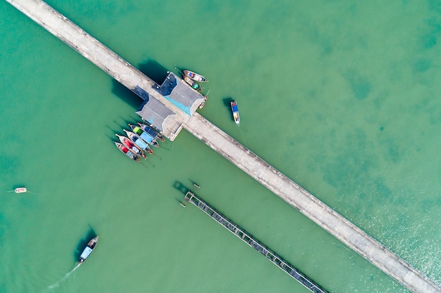 Luchtfoto bovenaanzicht drone shot van brug met lange staart boten visser in het zomerseizoen