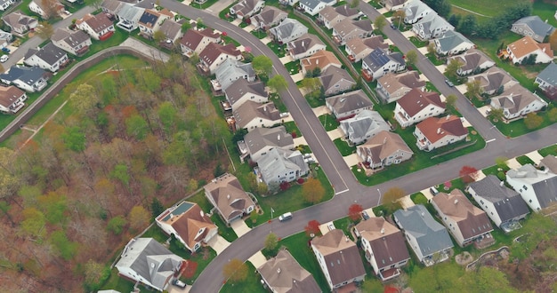 Luchtfoto bovenaanzicht kleine stad landschap buitenwijk huizen slaapgedeelte dak huizen