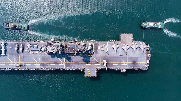 Luchtfoto bovenaanzicht nucleair schip Militaire marineschip vervoerder volledig geladen straaljager vliegtuigen en helikopter voor patrouille