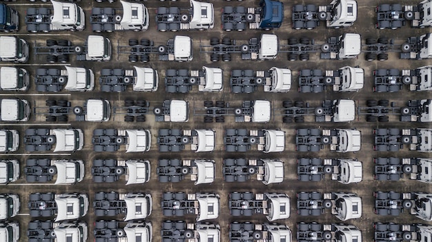 Luchtfoto bovenaanzicht oplegger vrachtwagen vrachtwagen vrachtvoertuig grote vrachtvervoerder semi-vrachtwagen op de weg semi-vrachtwagenparkeerplaats