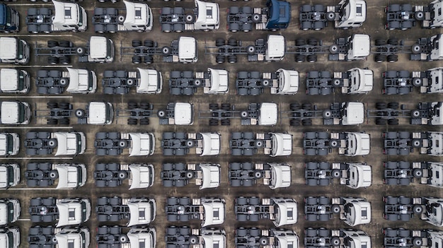 Luchtfoto bovenaanzicht oplegger vrachtwagen vrachtwagen vrachtvoertuig Grote vrachtvervoerder semi-vrachtwagen op de weg Semi-vrachtwagenparkeerplaats