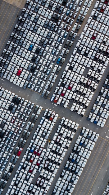 Luchtfoto bovenaanzicht rijen nieuwe auto's geparkeerd in distributiecentrum op autofabriek Auto- en auto-parkeerplaats voor commerciële bedrijfsindustrie tot dealer te koop