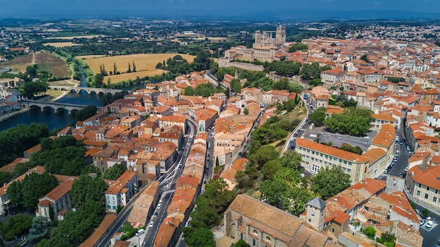Luchtfoto bovenaanzicht van Beziers stad, rivier en bruggen van bovenaf, Zuid-Frankrijk