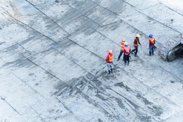 Luchtfoto bovenaanzicht van bouwvakkers werken in projectgebouw gebied.