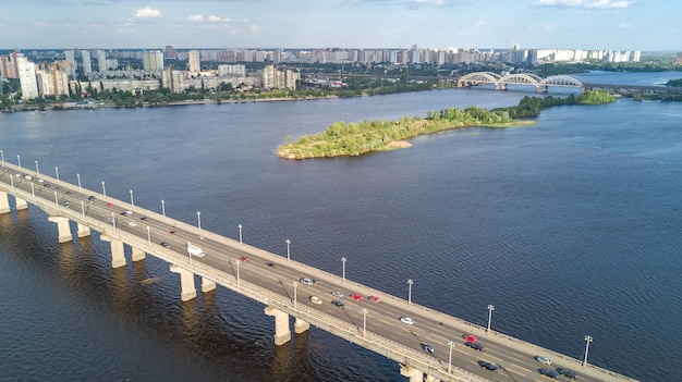 Luchtfoto bovenaanzicht van de Paton-brug en de rivier de Dnjepr van bovenaf