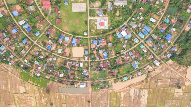 Luchtfoto bovenaanzicht van dorpen in een cirkel genomen met drones