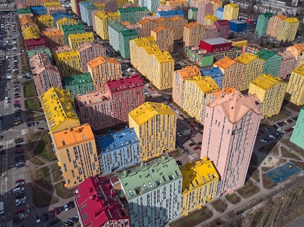 Luchtfoto bovenaanzicht van een drone in de kleurrijke moderne stad