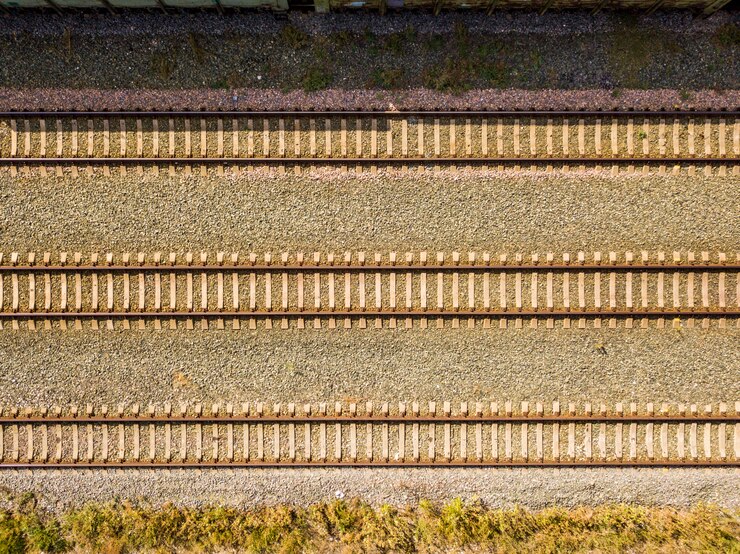 Foto luchtfoto bovenaanzicht van enkele railraod tracks textuur geïsoleerd f
