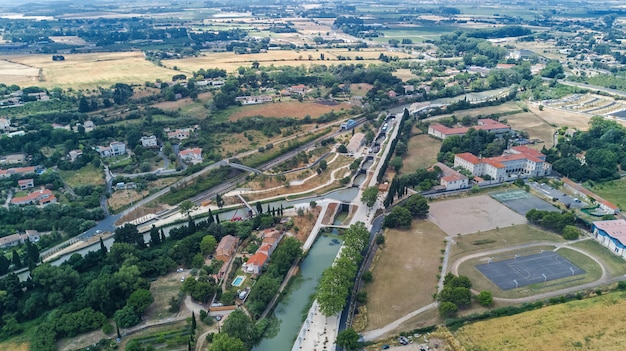 Luchtfoto bovenaanzicht van Fonserannes sluizen op Canal du Midi van bovenaf