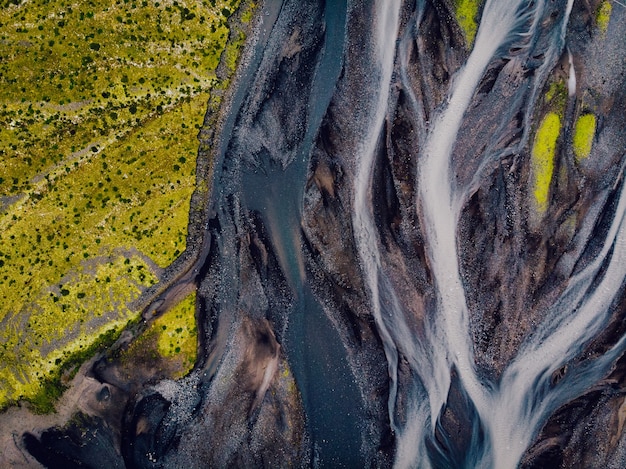 Luchtfoto bovenaanzicht van gletsjerrivier in IJsland, drone shot